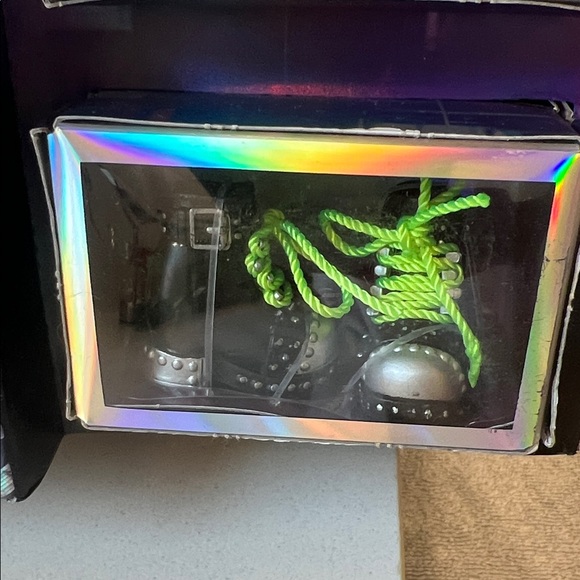 Shadow Doll with Green Hair - Picture 5 of 5